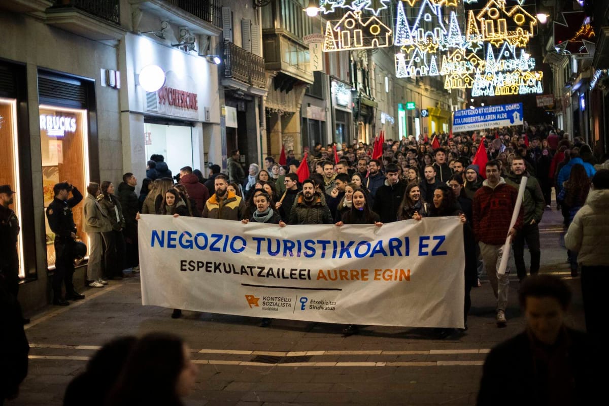 La manifestación recorrió el Casco Antiguo de la capital navarra. Foto: Gedar Langile Kazeta