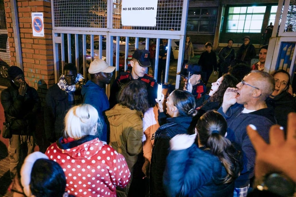 Vecinos protestan contra la acogida de los desalojados en una parroquia. Foto: @FonsiLoaiza (X)