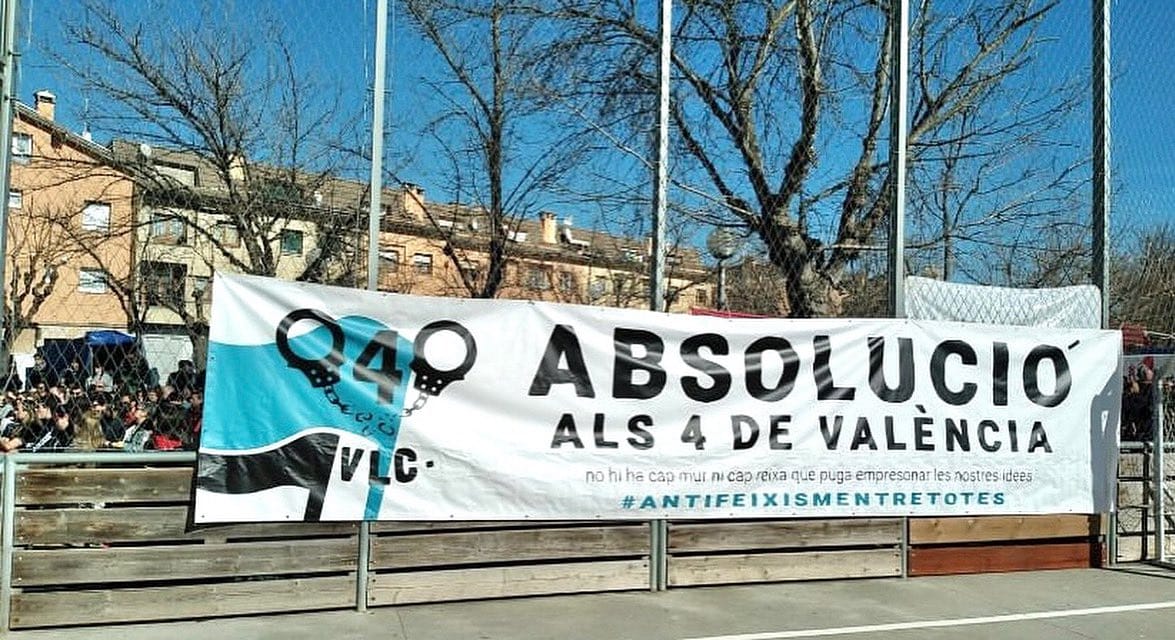 Pancarta pidiendo la absolución de los 4 de València. Foto: els4devlc