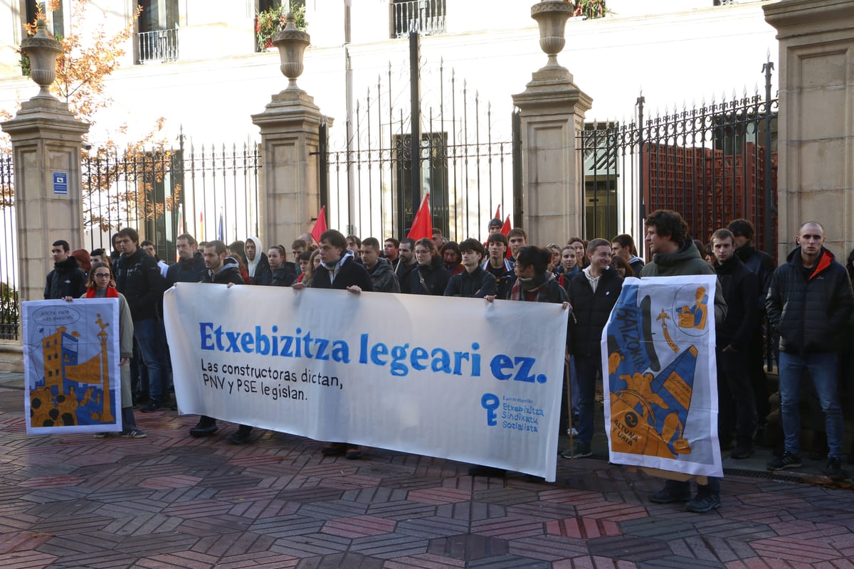 Concentración de EHESS frente al parlamento vasco en Gasteiz. Foto: Gedar Langile Kazeta