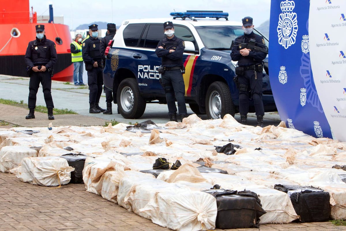 Imagen de archivo de policías nacionales españoles incautando droga. Foto: elpais.es