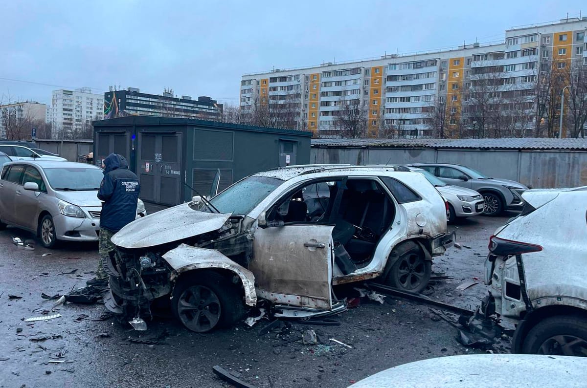 Imagen del coche del general tras la explosión. Foto: independent.co.uk