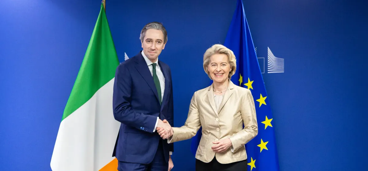Simon Harris junto a Úrsula Von der Leyen. Foto: rte.ie