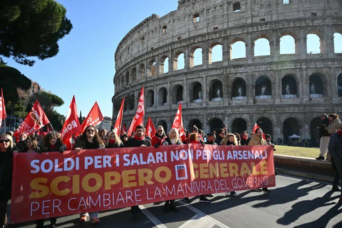 Imagen de huelgistas rodeando el Coliseo en Roma. Foto: Alberto PIZZOLI / AFP
