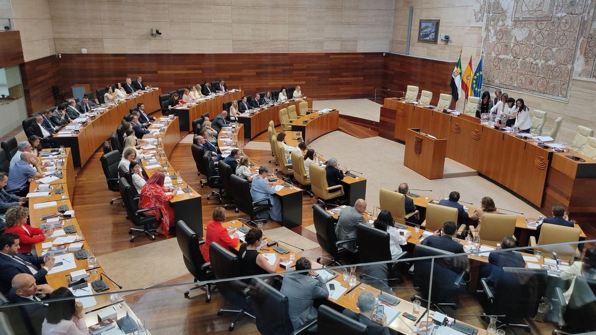 Imagen de archivo del parlamento extremeño. Foto: eldiario.es