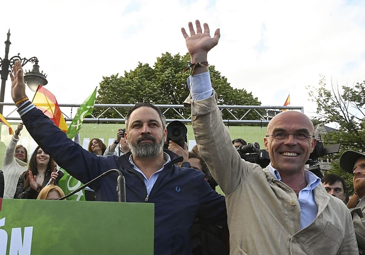 Santiago Abascal y Jorge Buxadé en un meeting. Foto: abc.es