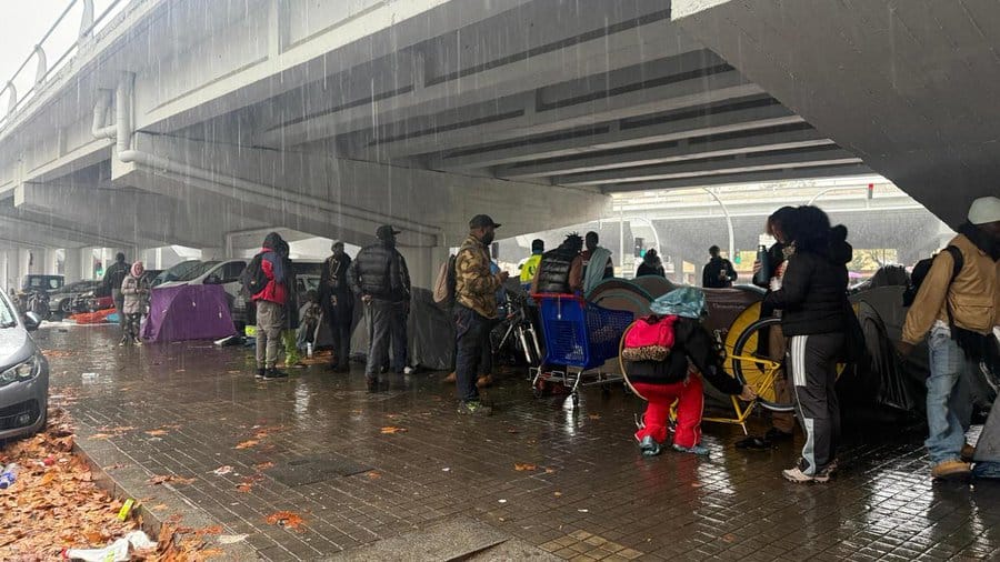 Migrantes expulsados del B9 y la plaza sobreviven bajo un puente. Foto: elperiodico.com