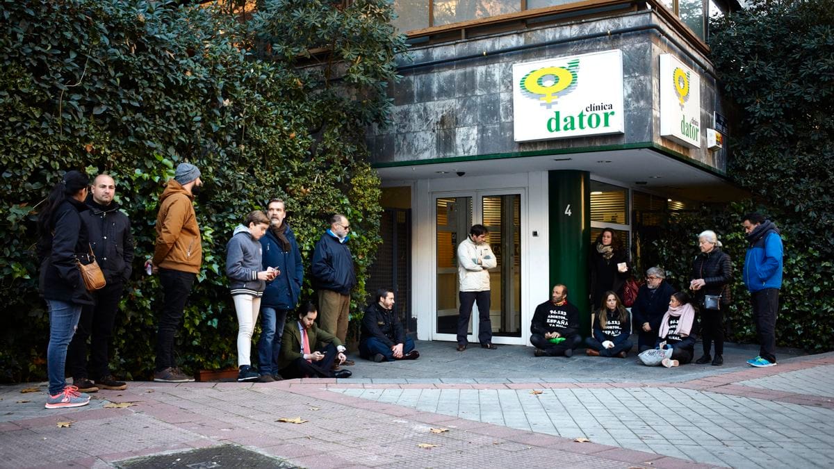 Un grupo de personas tratan de impedir a mujeres acceder a la clínica. Foto: eldiario.es