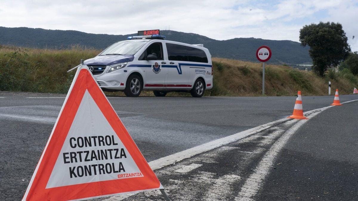 Imagen de archivo de un control de la Ertzaintza. Foto: notiasdealava.eus