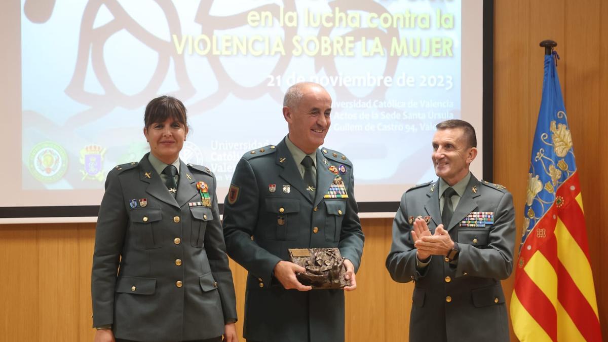Imagen de miembros de la Guardia Civil recibiendo un premio por "su labor contra la violencia machista". Foto: levante-emv.com