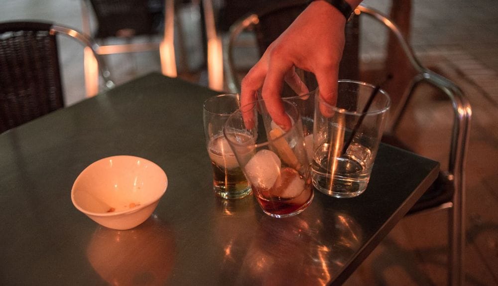 Un camarero recoge unos vasos. Foto: lavozdelsur.es