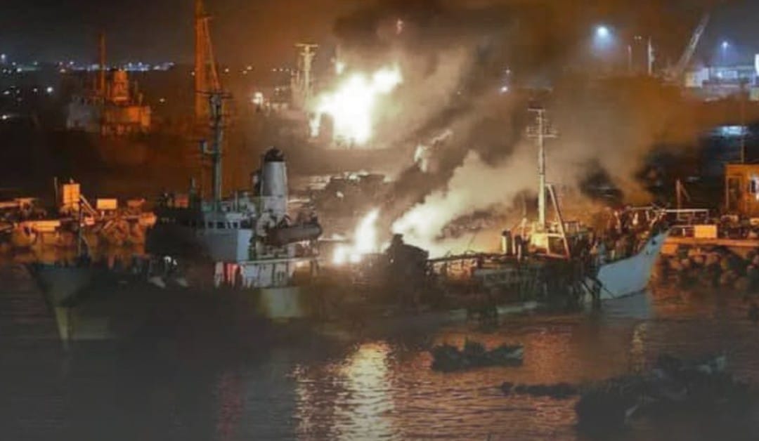 Imagen del puerto de Mukalla tras el bombardeo Saudí.