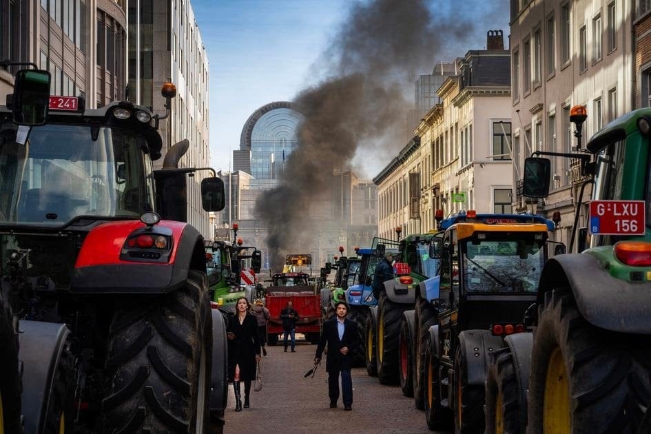 Tractores colapsan la ciudad de Bruselas. Foto: reddit.com