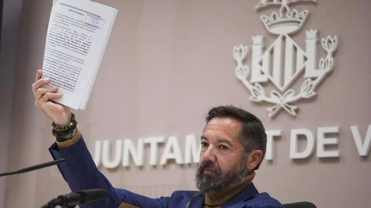 Juan Manuel Badenas en rueda de prensa justificando los contratos. Foto: eldiario.es