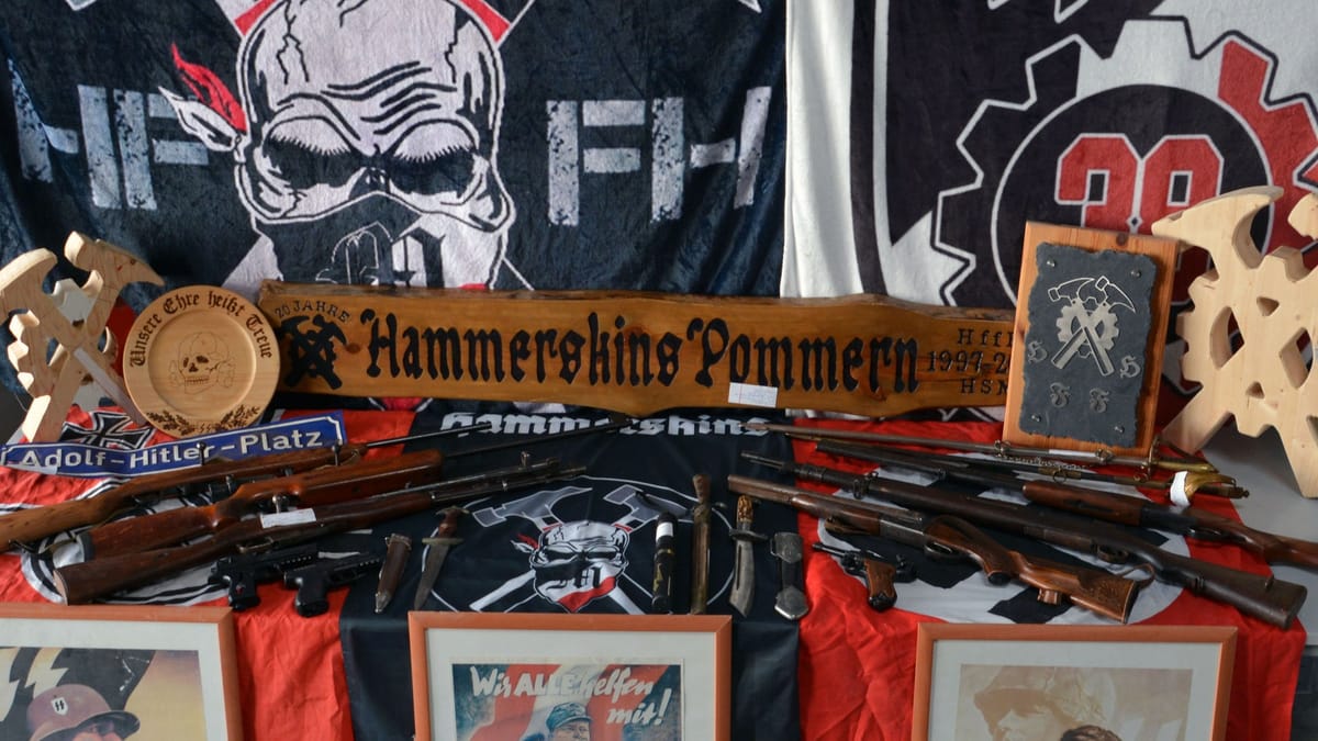Material incautado al grupo nazi en 2023. Foto: exif-recherche.org