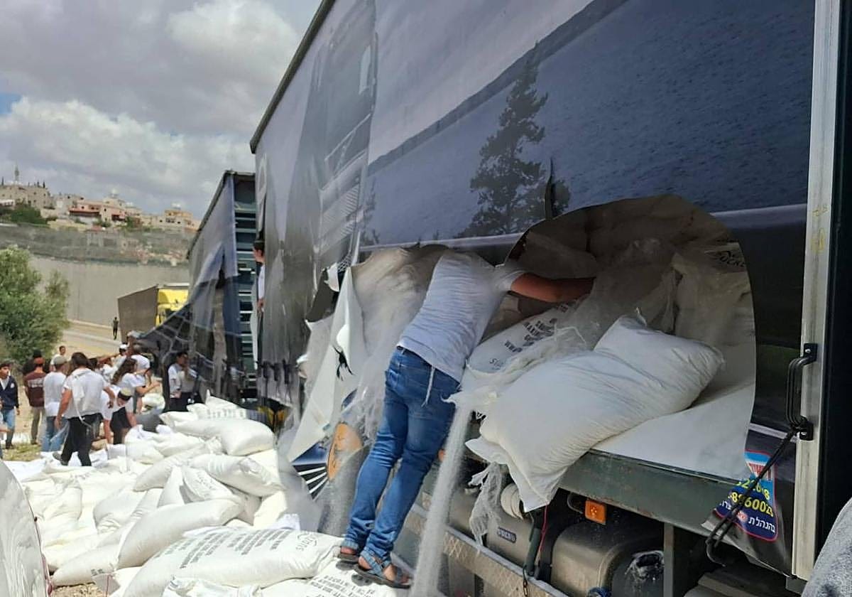 Colonos sionistas atacan camiones de ayuda humanitaria. Foto: elcorreo.com