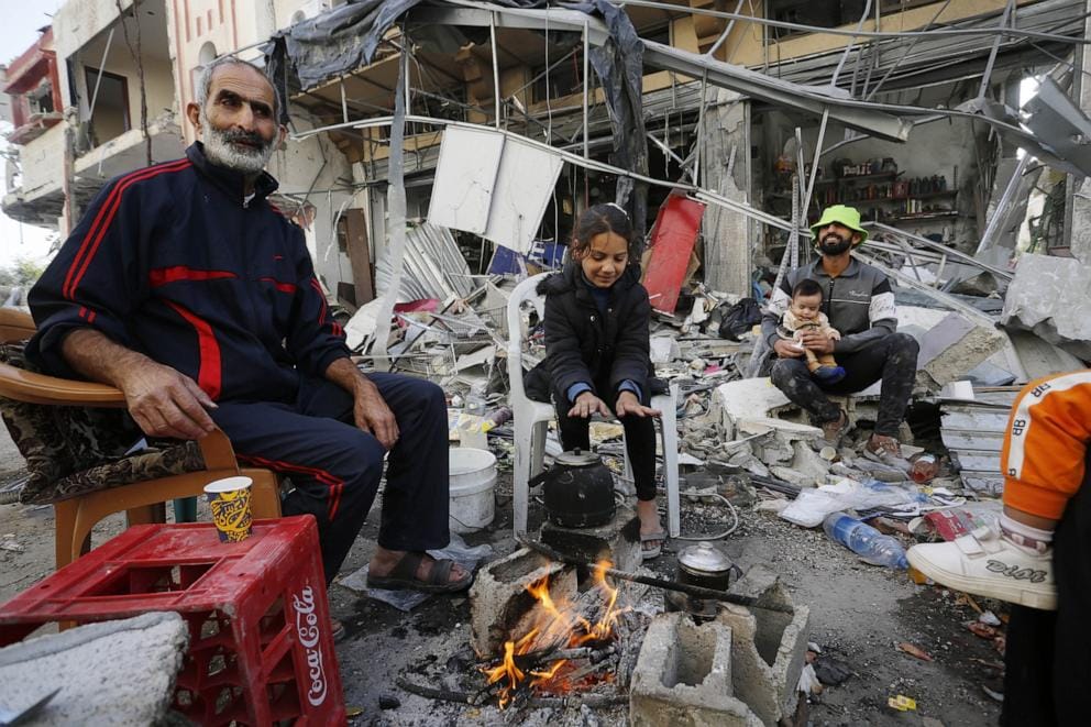 Una familia frente a un pequeño fuego en Gaza. Foto: goodmorningamerica.com