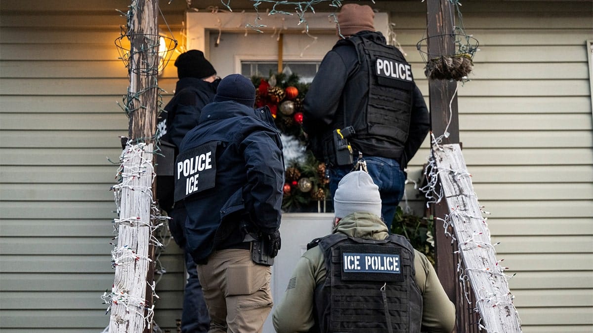 Agentes de ICE buscando en casa de migrantes para deportarlos. Foto: foxnews.com