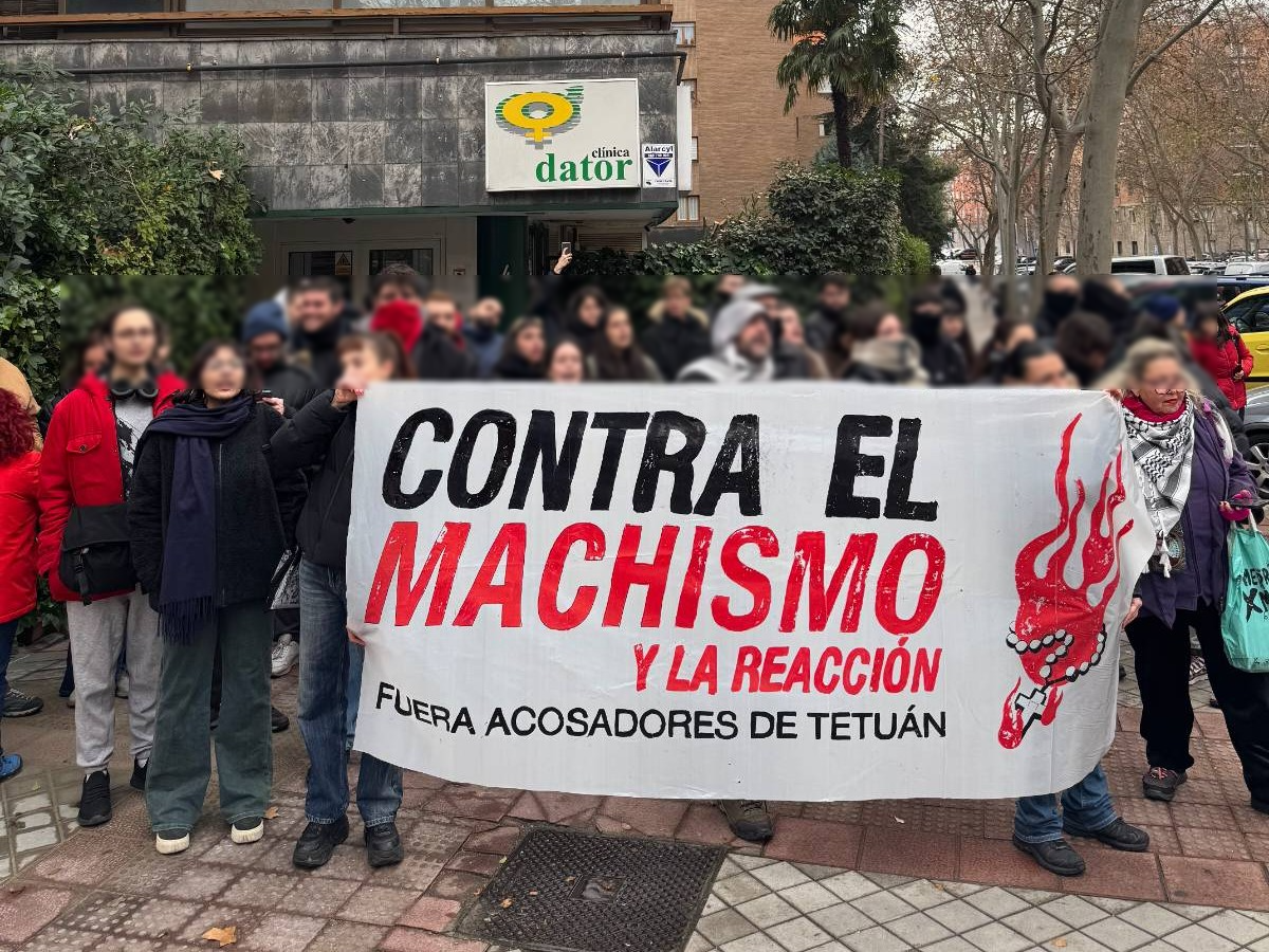 Imagen de la concentración frente a la Clínica.  Foto: @ajt_tetuan (Instagram)