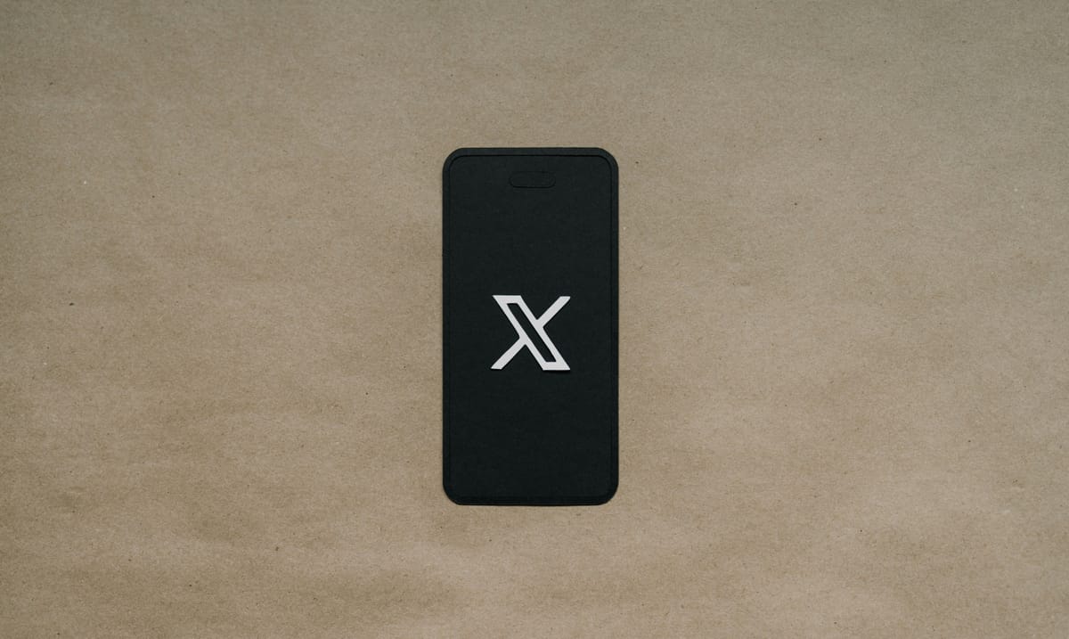 Imagen de archivo conceptual de un smartphone con el logo de X. Foto: Kelly Sikkema/Unsplash