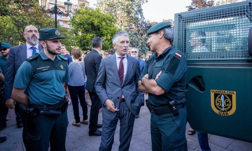 El ministro del Interior, Fernando Grande Marlaska junto a dos guardias civiles. Foto: nuevecuatrouno.com