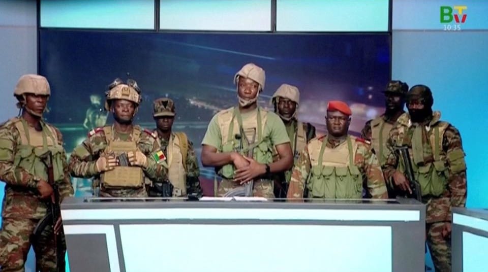 Un grupo de militares toma el control de la televisión estatal. Foto: parismatch.com