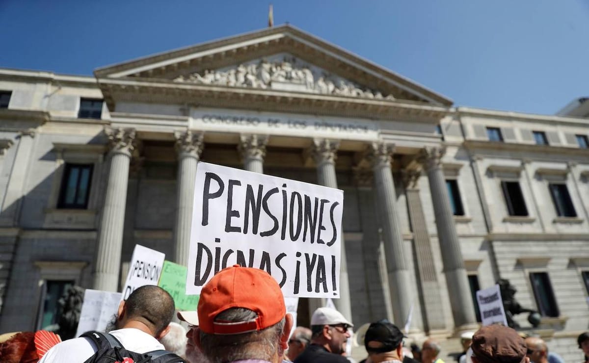 Pensionistas protestan frente al Congreso. Foto: hoy.es