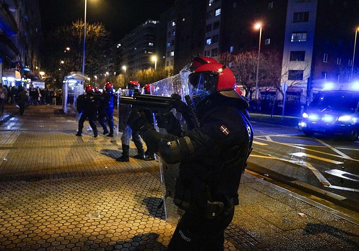 Un ertzaina dispara a poca distancia una bala foam. Foto: diariovasco.com