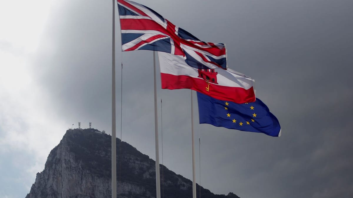 Banderas de Reino Unido, Gibraltar y la UE frente al peñón. Foto: telecinco.es