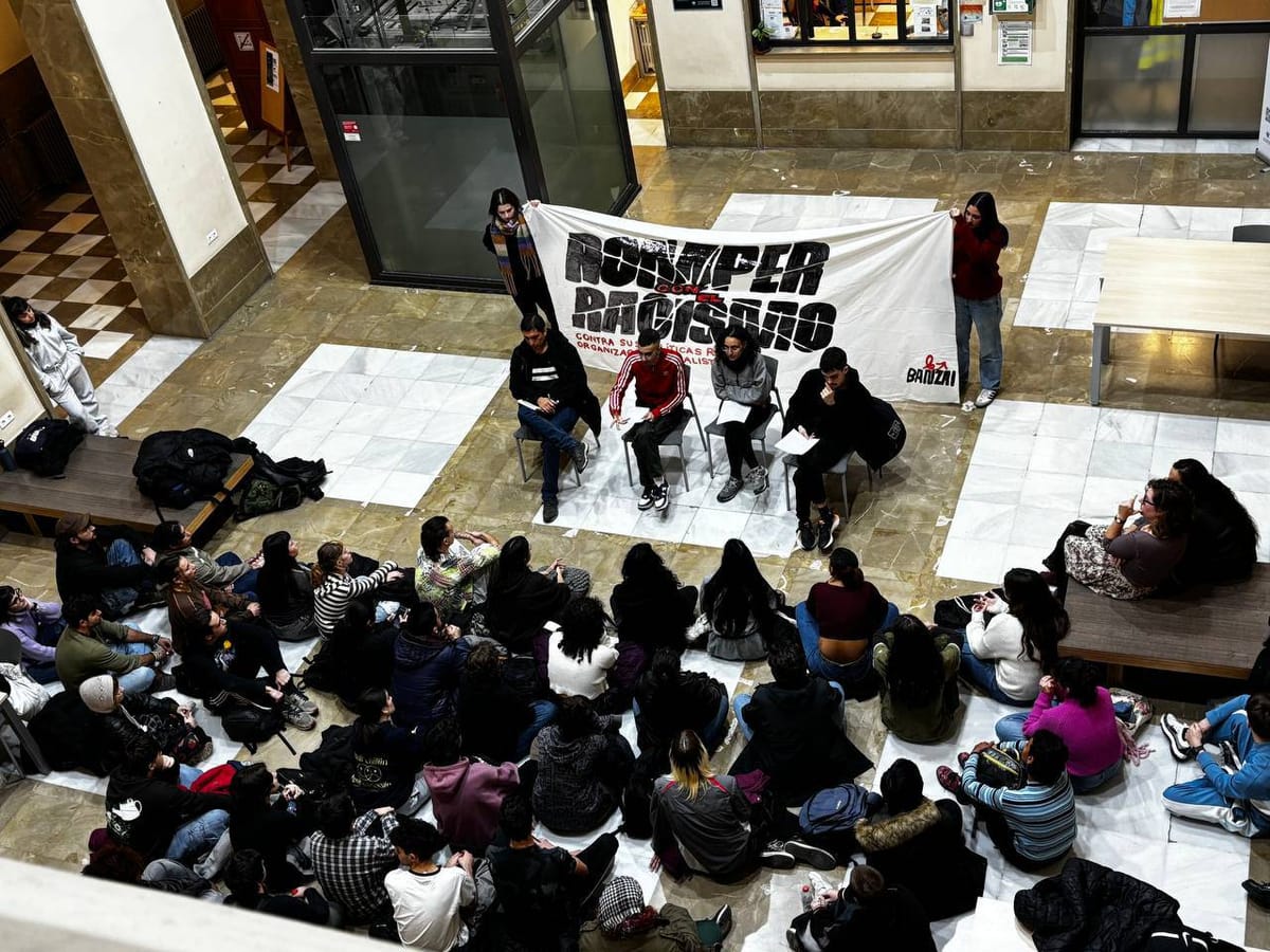 Miembros de Banzai y UEM en la charla contra el racismo en la UGR. Foto: CJS