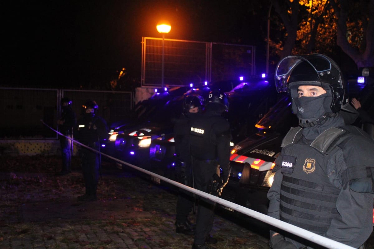 Despliegue de Mossos d'esquadra y Policía Nacional española durante el desahucio. Foto: @Badalona_SHSC (X)