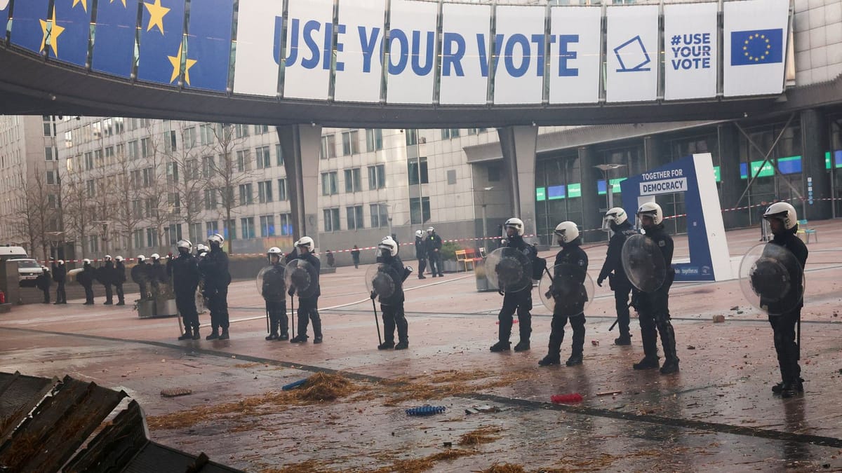Despliegue policial en Bruselas por las protestas del sector primario. Foto: agriland.ie