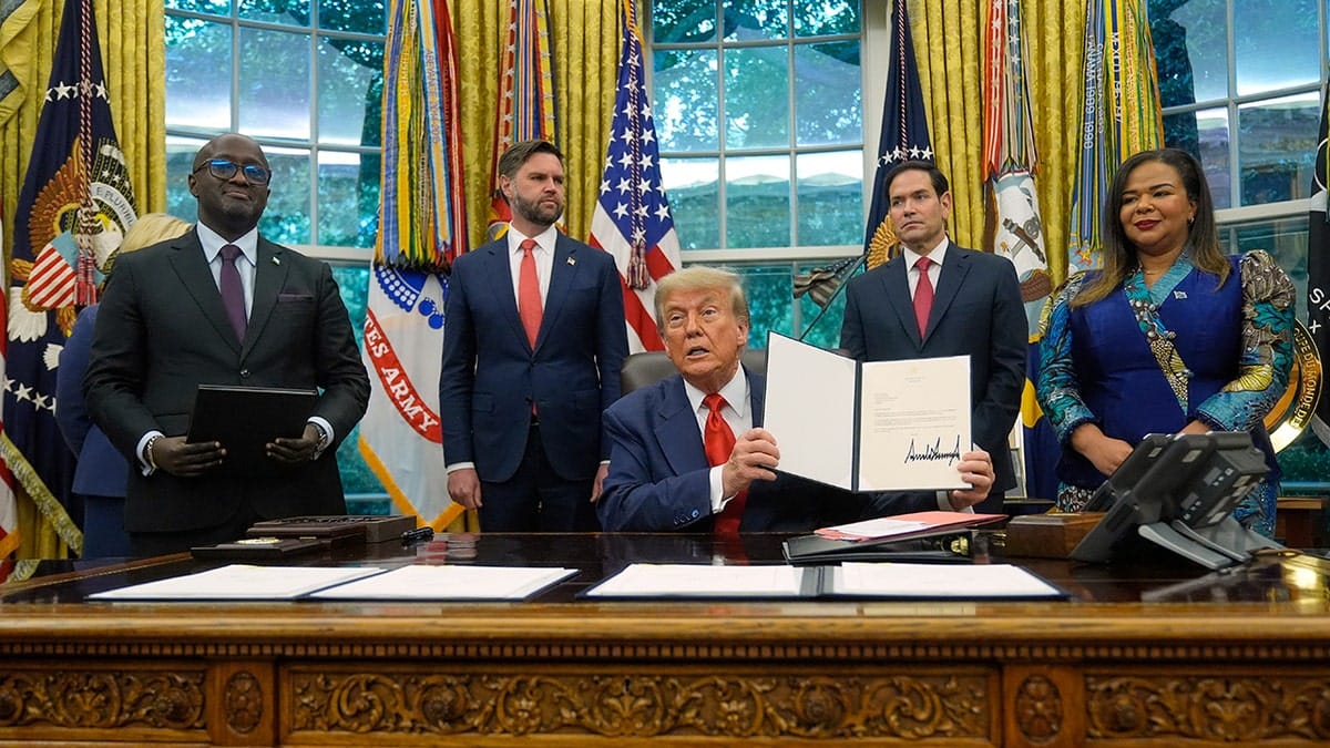  Donald Trump junto a la ministra de Relaciones Exteriores de la RD Congo, Thérèse Kayikwamba Wagner y el ministro de Relaciones Exteriores de Ruanda, Olivier Nduhungirehe. Foto: foxnews.com