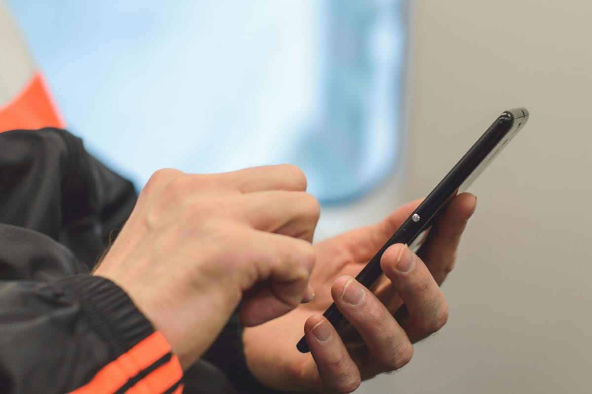 Imagen de archivo de uso de smartphone. Foto: Vitolda Klein/Unsplash