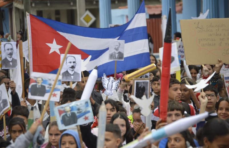 Imagen de archivo estudiantes en la 'Parada Martiana' en Pinar del Río (Cuba). Foto: Dayam González 