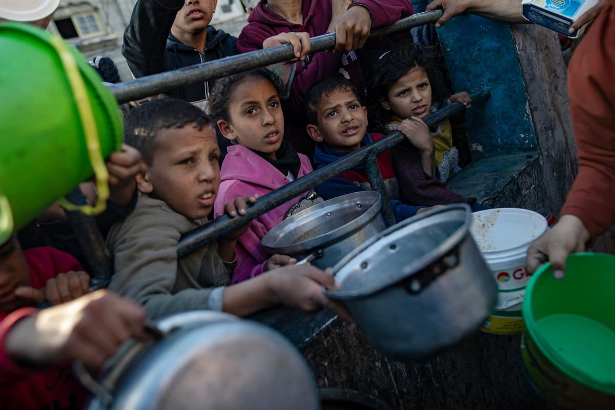 Imagen de niños esperando por comida en Gaza. Foto: nytimes.com