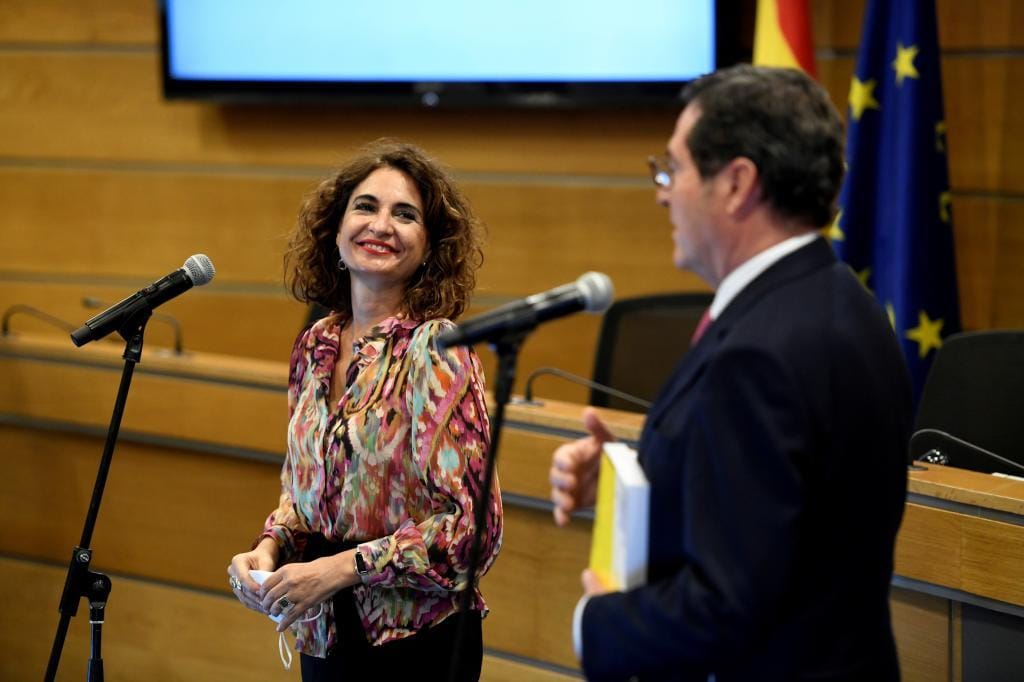 Imagen de archivo de la ministra de Hacienda del Gobierno español, María Jesús Montero, y Antonio Garamendi, presidente de la patronal CEOE. Foto: vía El Mundo