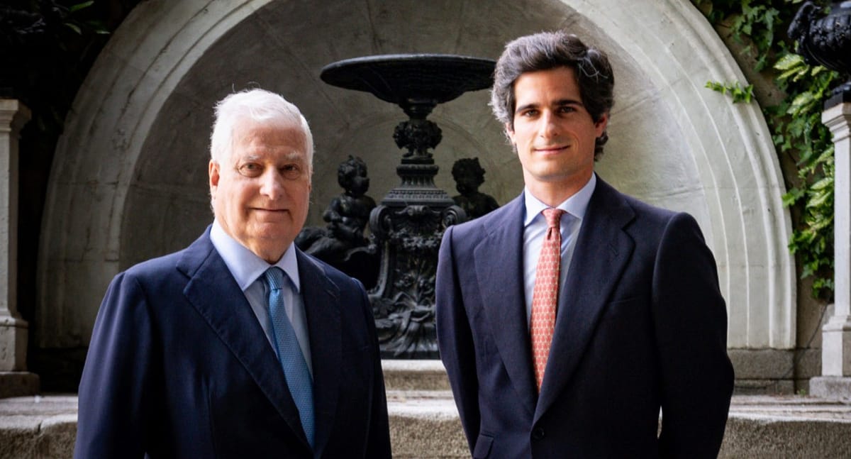 El actual duque de Alba, Carlos Fitz-James Stuart y Martínez de Irujo junto a Fernando Fitz-James Stuart y Solís. Foto: expansion.com