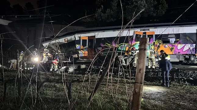Tren de Rodalies descarrilado en Gelida (Barcelona). Foto: @fitjordi (X)