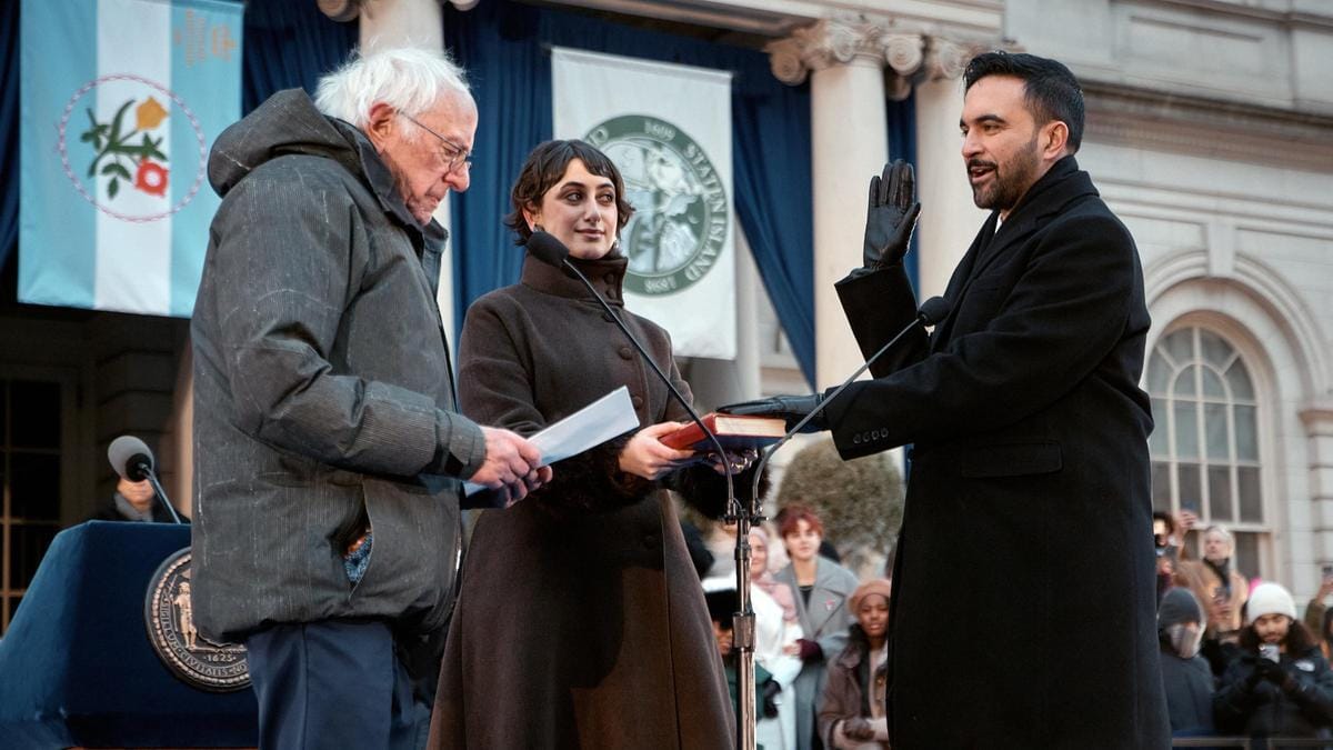 Mamdani toma posesión a manos de Sanders. Foto: farodevigo.es