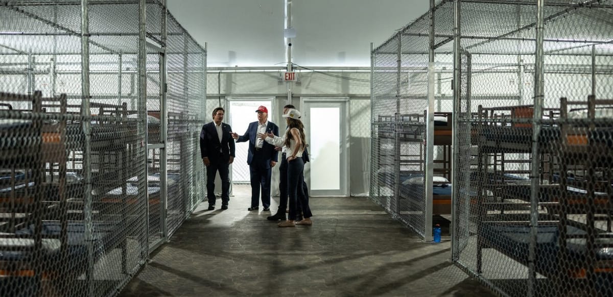 Donald Trump visita el centro de internamiento de migrantes de Everglades. Foto: floridaphoenix.com