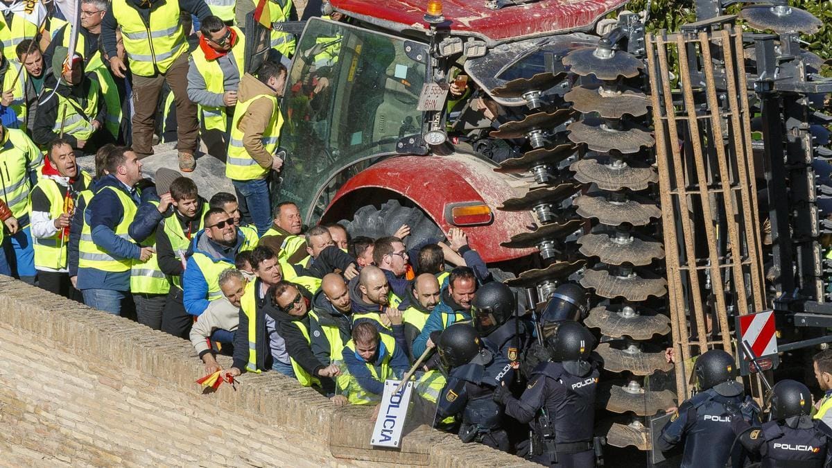 Imagen de archivo de las protestas agrarias en la Aljafería de Zaragoza, 1 de marzo de 2024. Foto: elperiodicodearagon.com