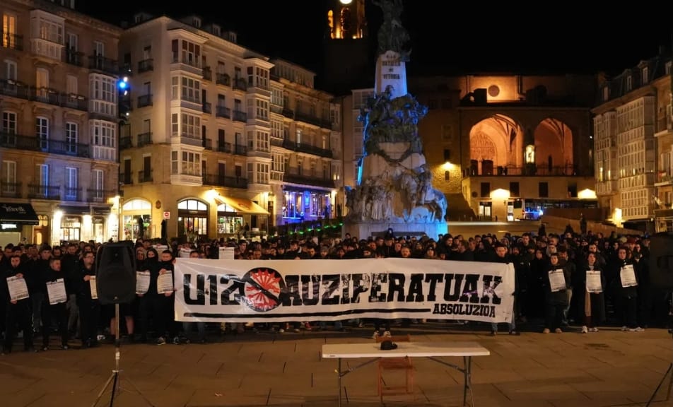 Concentración en solidaridad con los 19 encausados por la protesta antifascista del 12 de octubre contra la Falange en Gasteiz. Foto: Ekaitz Anda/Arabako Alea