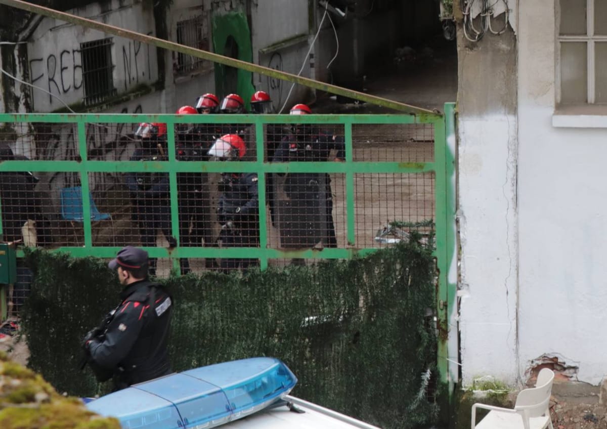 La Ertzaintza durante el desalojo de uno de los pabellones de Zardoya Otis en Donostia. Foto: Consejo Socialista de Donostia. 