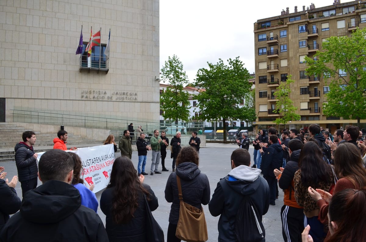 Imagen de archivo de la concentración en solidaridad con Yakovlev 42 convocada por los Consejos Socialistas de Donostia, Oarsoaldea y Buruntzaldea. Foto: Gedar Langile Kazeta