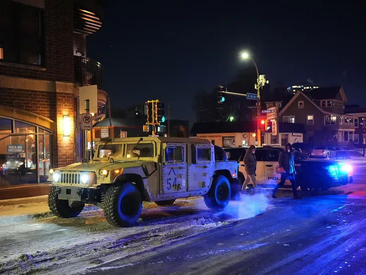 Vehículo blindado de la Guardia Nacional de EE.UU. en Minneapolis. Foto: AP