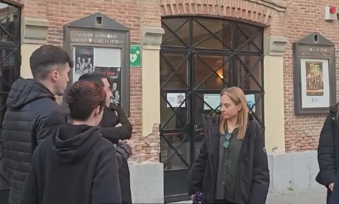 Miembros de la AJT de Getafe increpan a la alcaldesa por el sorteo municipal de vivienda. Foto: AJT Getafe