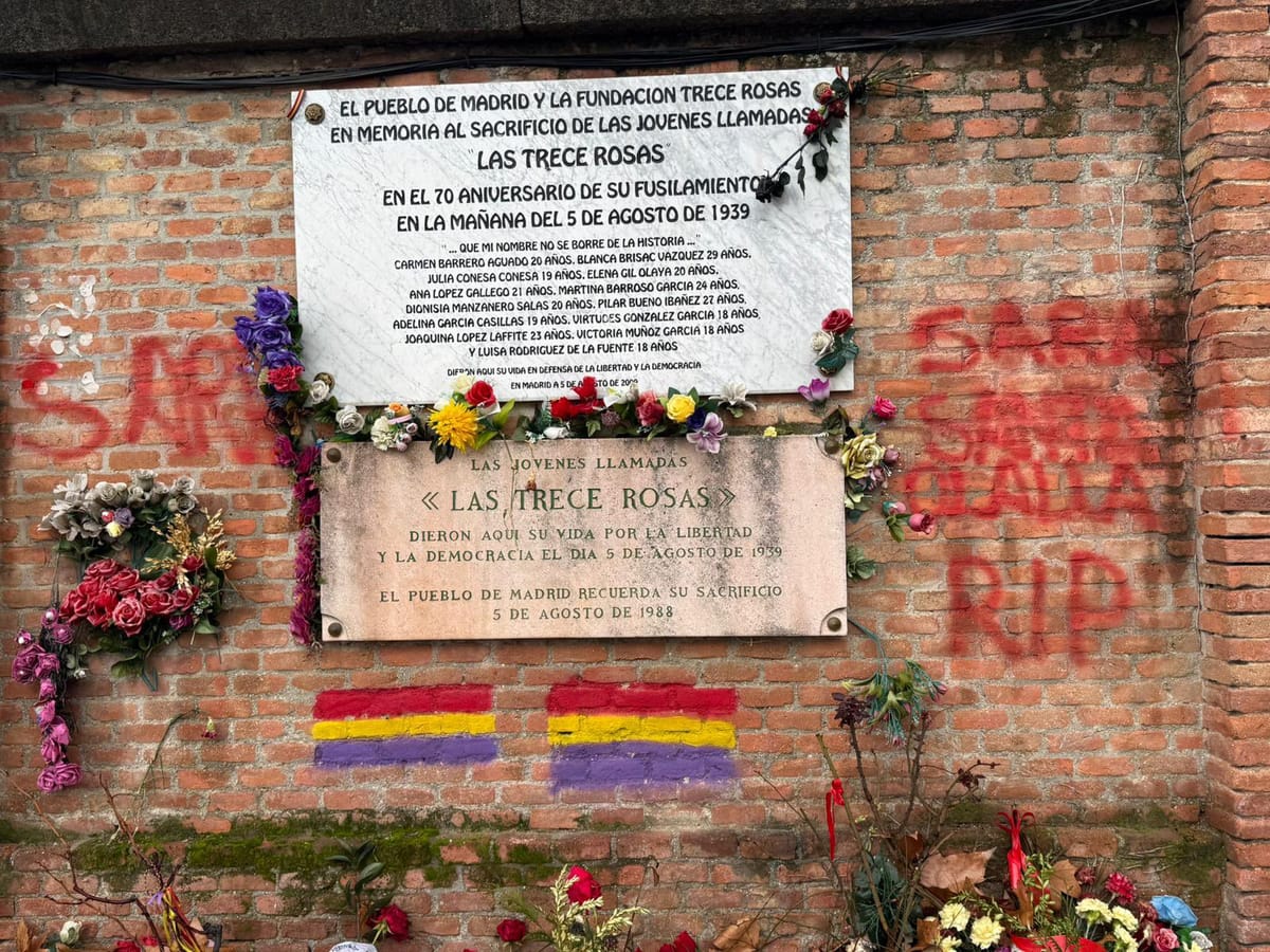 Tumba de las Trece Rosas vandalizada con pintadas contra Sarah Santaolalla. Foto: @SarahPerezSanta (X)