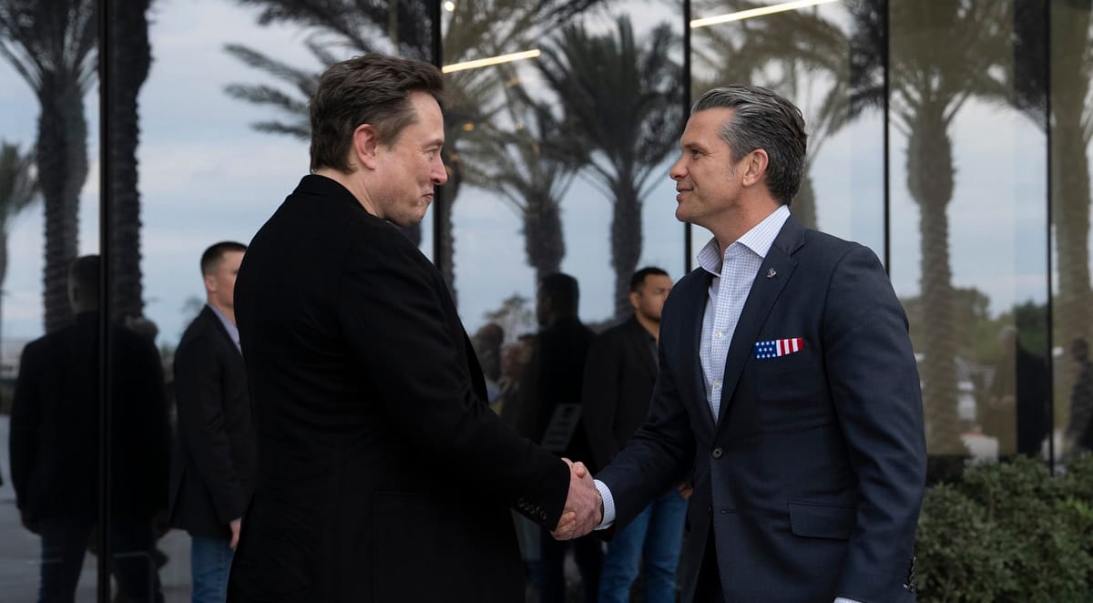 Imagen de archivo de Elon Musk y Pete Hegseth. Foto: @SecWar (X)