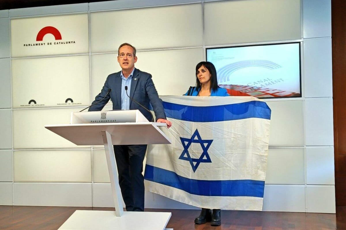 Imagen de archivo de Sílvia Orriols desplegando una bandera israelí en el Parlament de Catalunya. 